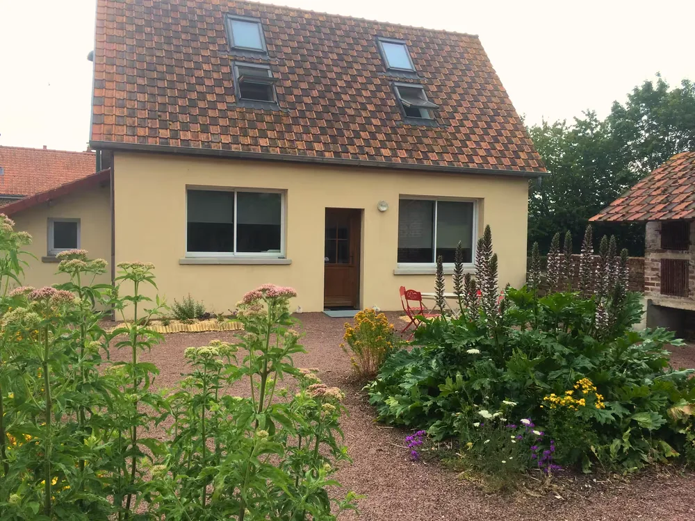 La façade de la Ferme de la Terrière et son jardin fleuri